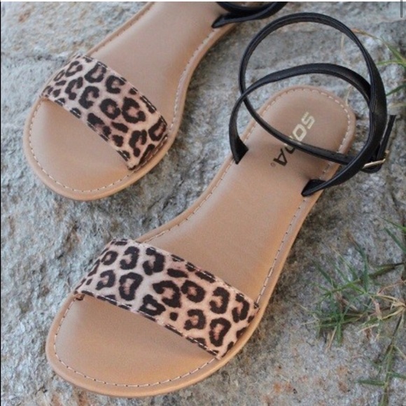 🔅Size 5.5 Only🔅Leopard Print Flat Sandals - Picture 2 of 7